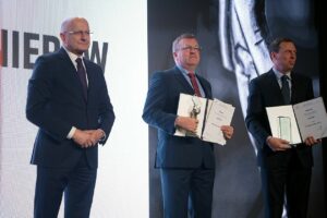 Wręczenie nagrody - po lewej Prezydent Miasta Lublin - Krzysztof Żuk, po prawej - Prezes Zarządu Arcus SI - Maciej Czernaś